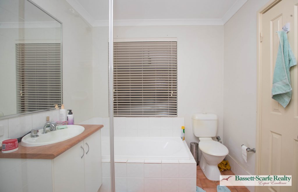 1/4 Binnar Court, Erskine - Thumbnail 3