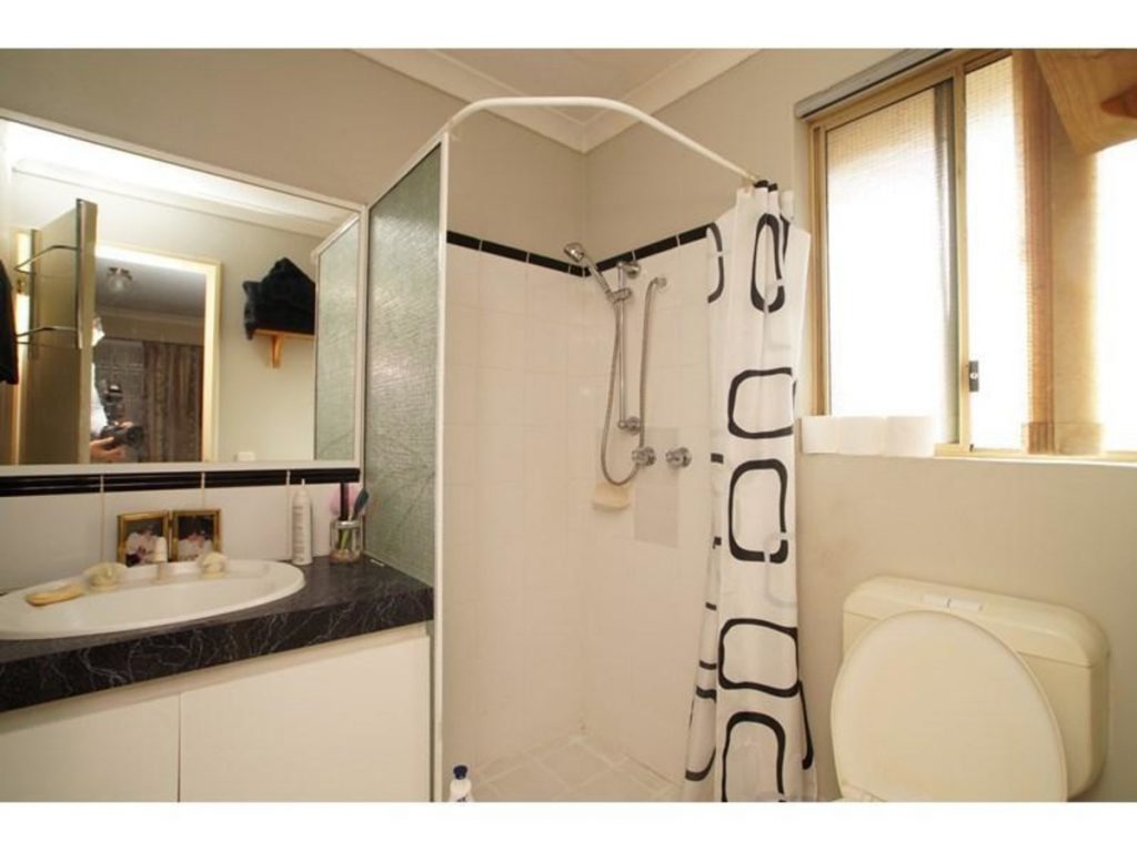 4 Oakover Turn, Greenfields - Thumbnail 2