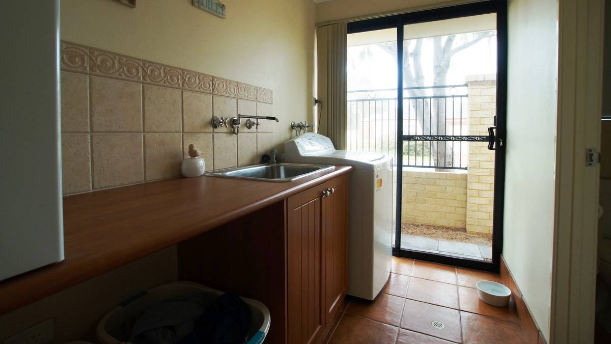 2 Possum Drive, WANNANUP, WA 6210 AUS
