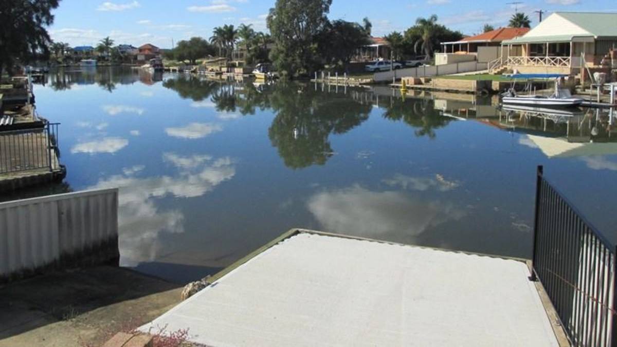 2 Woolah Place, South Yunderup, WA 6208 AUS