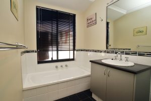 5 Goldsworthy Loop, DAWESVILLE, WA 6211 AUS