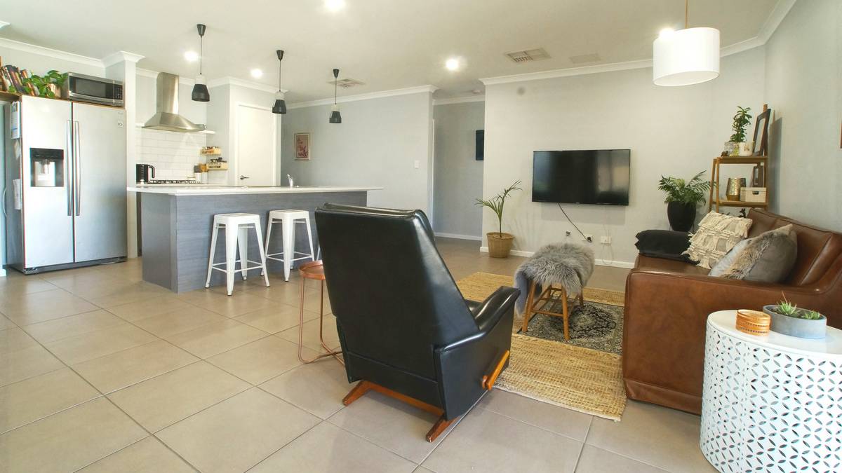17 Highcliffe Circle, Lakelands, WA 6180 AUS