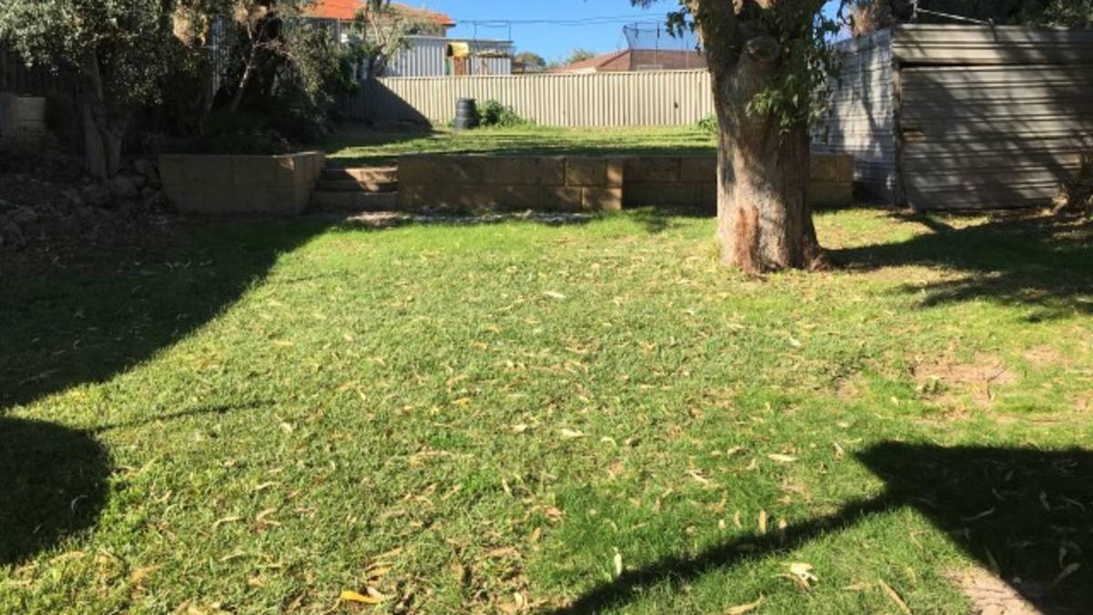 4 Valley Road, HALLS HEAD, WA 6210 AUS