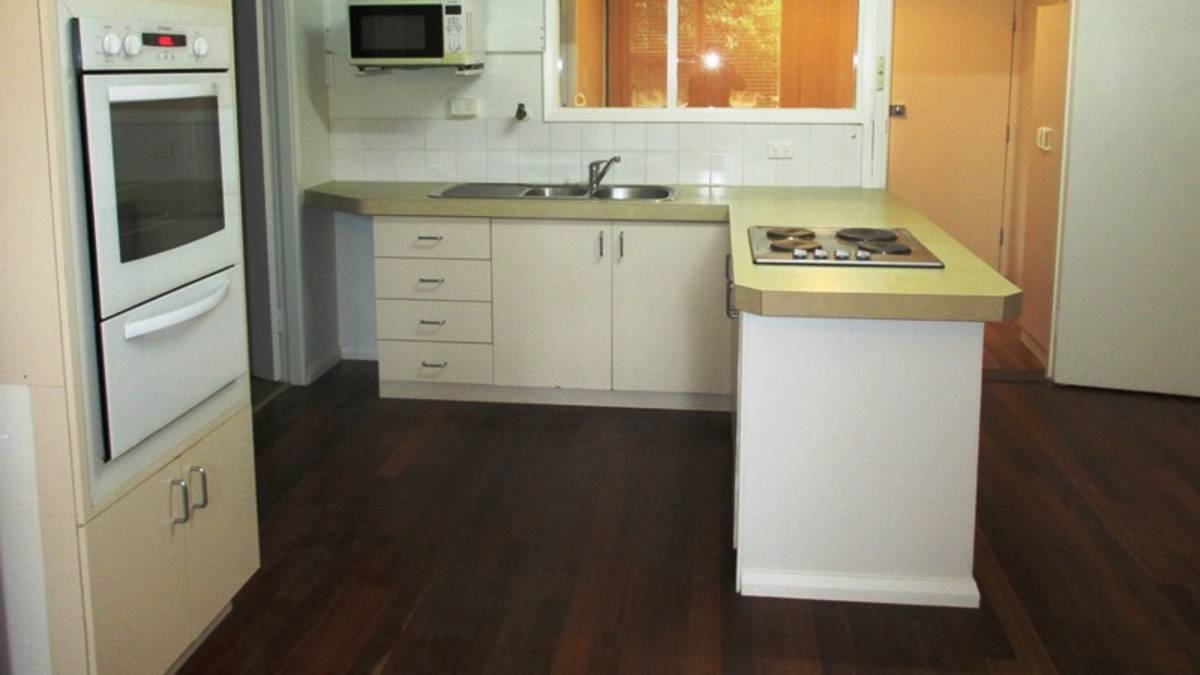 4 Valley Road, HALLS HEAD, WA 6210 AUS