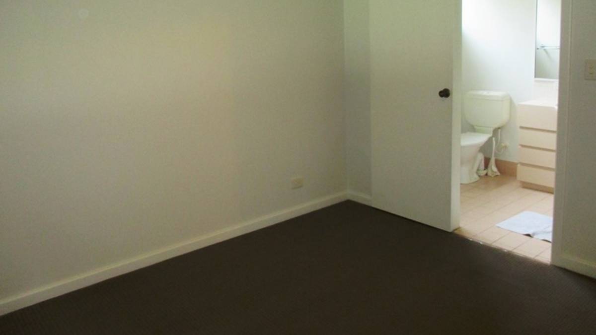 4 Valley Road, HALLS HEAD, WA 6210 AUS