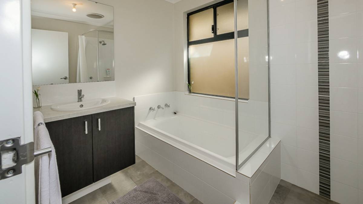 12 Rowan Way, Lakelands, WA 6180 AUS