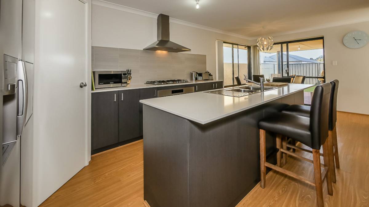 12 Rowan Way, Lakelands, WA 6180 AUS