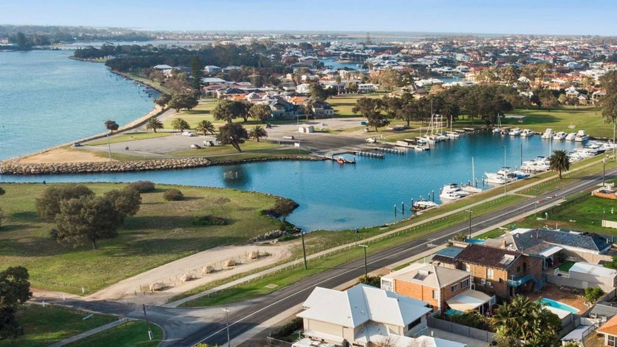 4 Hill Street, HALLS HEAD, WA 6210 AUS