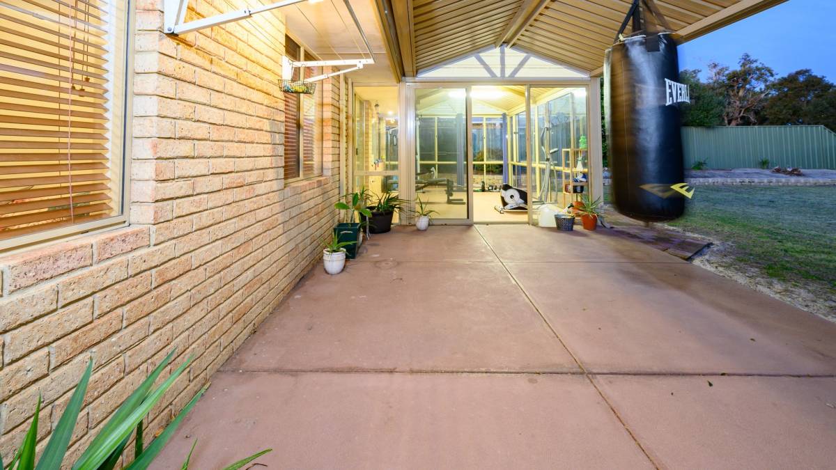 5 Oleander Place, Halls Head, WA 6210 AUS