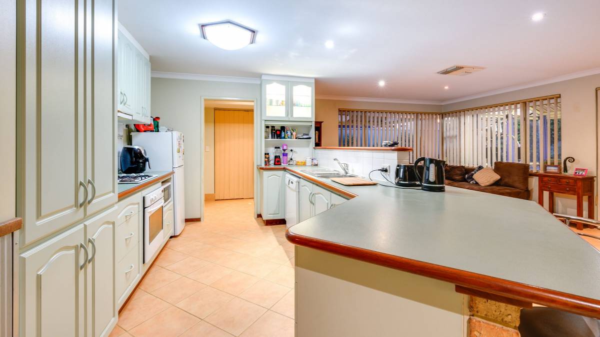 5 Oleander Place, Halls Head, WA 6210 AUS