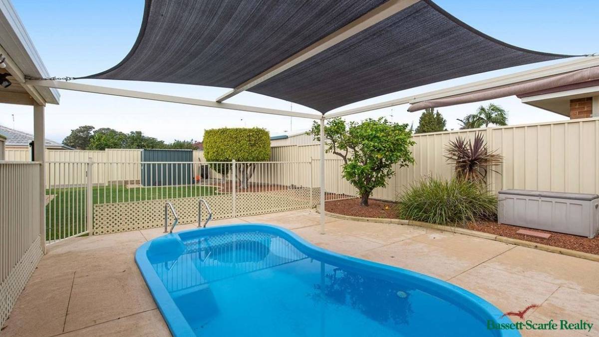 21 Lambourne Place, Halls Head, WA 6210 AUS