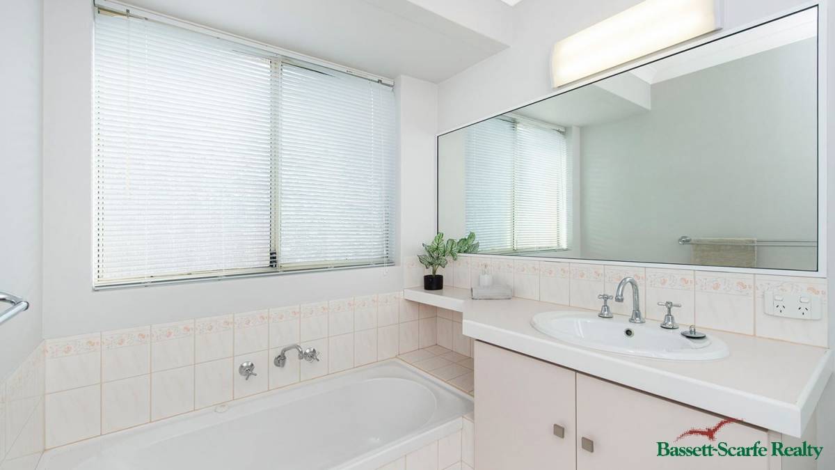 21 Lambourne Place, Halls Head, WA 6210 AUS