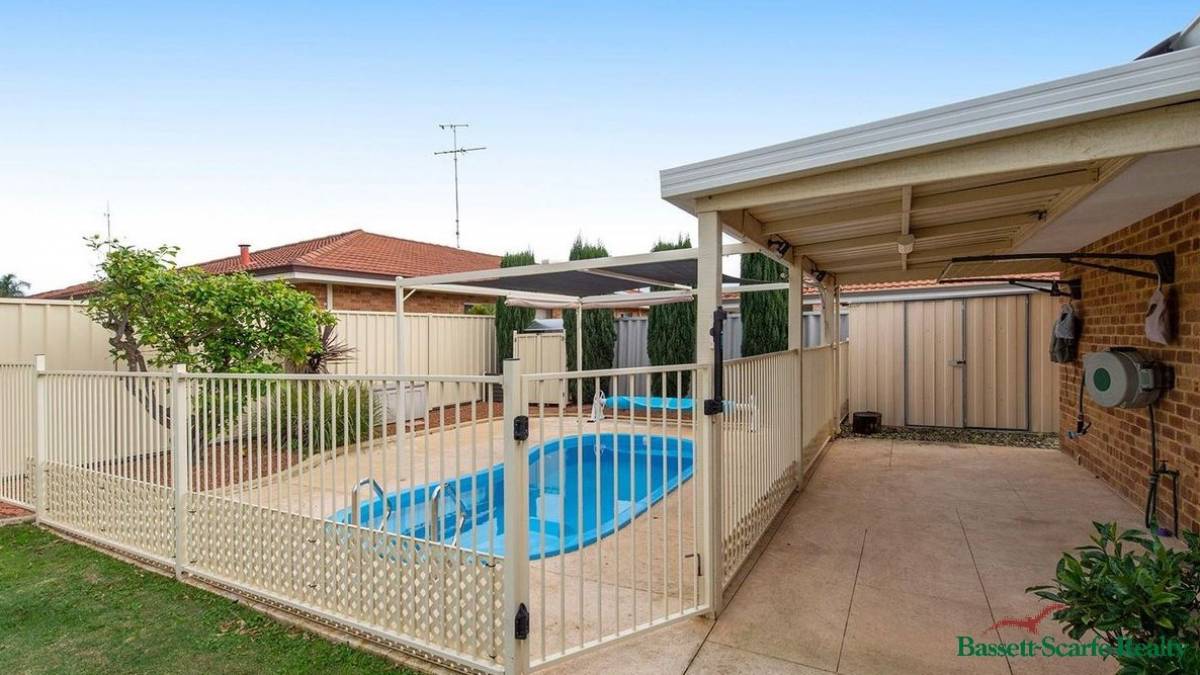 21 Lambourne Place, Halls Head, WA 6210 AUS