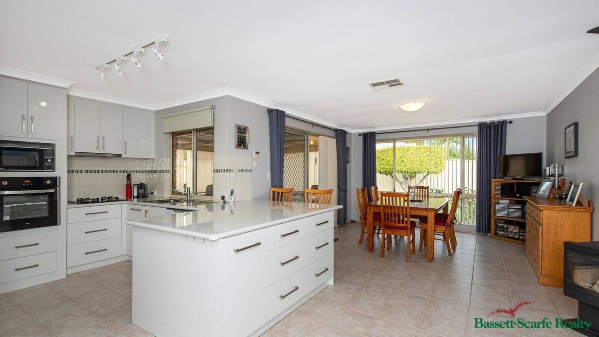 21 Lambourne Place, Halls Head, WA 6210 AUS