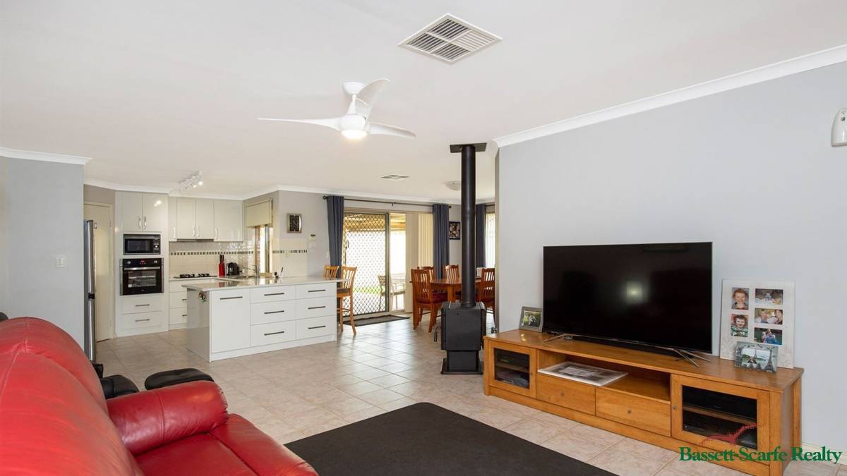 21 Lambourne Place, Halls Head, WA 6210 AUS