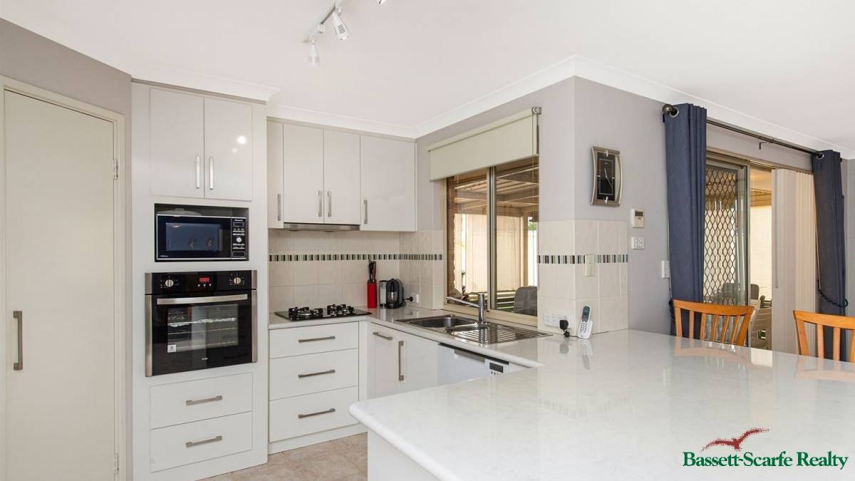21 Lambourne Place, Halls Head, WA 6210 AUS