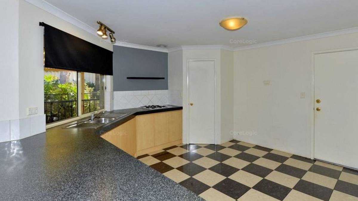 4 Selloa Court, Halls Head, WA 6210 AUS