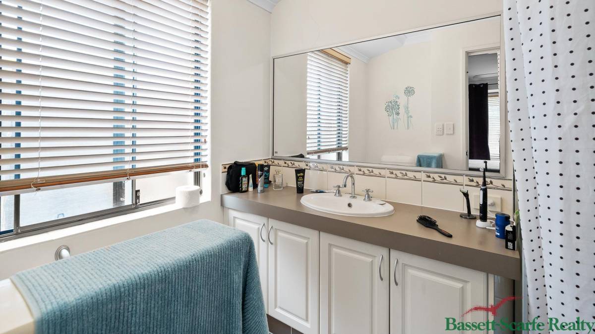 27 Marsdenia Road, HALLS HEAD, WA 6210 AUS