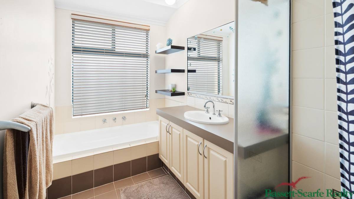 27 Marsdenia Road, HALLS HEAD, WA 6210 AUS