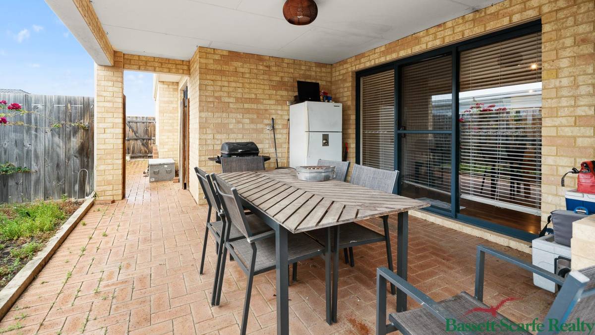 27 Marsdenia Road, HALLS HEAD, WA 6210 AUS
