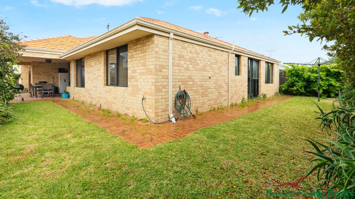 27 Marsdenia Road, HALLS HEAD, WA 6210 AUS