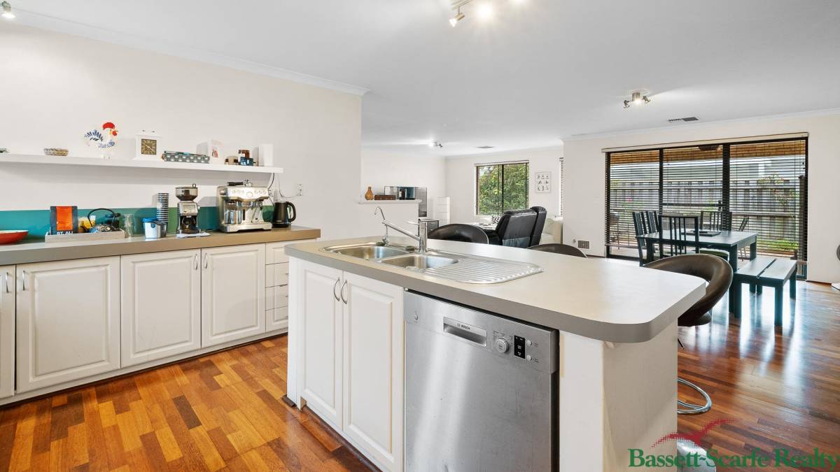 27 Marsdenia Road, HALLS HEAD, WA 6210 AUS